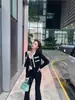 Estilo Coreano Novo Outono e Inverno 2024 Colete Tricotado Curto + Calça Tricô com Bolsos de Aba Manga Longa Suéter Top para Mulheres