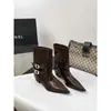 2026 Novas Botas de Cano Curto de Salto Alto Bico Fino da Moda Femininas Couro Fivela Botas para Calça Pretas Salto Grosso Retrô Versátil Botas Únicas