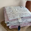 Nuevo modelo 2026 colcha de gasa de doble capa con esquinas cuadradas de cuatro lados y núcleo integrado, lavable a máquina, cálida para otoño e invierno, adecuada para todas las estaciones, primavera y otoño
