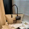 Bolso de Gran Capacidad para Mujer en Otoño e Invierno, Bolso de Hombro Simple Versátil Nuevo 2025, Bolso Tote Popular de Textura para el Trabajo de Este Año