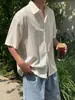 Camisa MYQ estilosa de manga curta com vazados para homens, camisa casual solta de verão, top relaxado de meia-manga estilo coreano