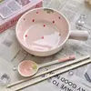 Tazón personalizado de alto valor estético para niñas, lindo tazón de cerámica con forma de fresa de doble asa para fideos con cuchara, juego de colores bajo vidriado