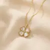 Acessórios de pingente de zircônia, disponíveis em uma variedade de estilos, oferecem um toque de luxo discreto.. Nós vendemos por atacado colares, brincos e outros acessórios, e também oferecemos opções de personalização e DIY.
