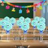 Começamos a escola, mesa de sala de aula, balões flutuantes, atmosfera de atividade do festival de jardim de infância, cena, fantasia e arranjo