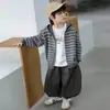 Conjunto de Três Peças com Capuz Listrado para Meninos Primavera e Outono Estilo Coreano Roupa Estilosa e Descolada Infantil Roupas da Moda para Bebê para Exportação