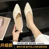 Zapatos planos, cómodos y casuales sin cordones, una nueva tendencia de moda para la primavera y el verano de 2026, con punta fina y una abertura poco profunda.