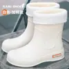 Nuevos zapatos impermeables para mujer, botas de lluvia de tubo alto antideslizantes para estudiantes, moda coreana, botas de agua de tubo largo, calzado de goma de uso exterior, botas de lluvia combinables