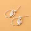 Pendientes de borla circular con plumas, estilo simple, con cuentas lisas y hoja, para mujer