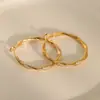 Aretes de Aro Retorcido de Metal Brillante Estilo Americano Picante para Mujer, Pendientes Versátiles que Adelgazan el Rostro, Accesorios de Personalidad de Moda al por Mayor