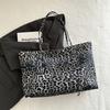 2025 Nuevo Bolso de Hombro Casual Simple de Moda para Viajero, Portátil, Estilo Europeo y Americano Retro, Estampado de Leopardo, Bolso Tote de Gran Capacidad