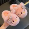 Novas pantufas de algodão grossas, antiderrapantes e quentes para crianças, para outono e inverno de 2026, com designs fofos de gatinhos de pelúcia em desenho animado