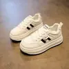 Atacado 2026 Primavera/Outono Novos Sapatos Brancos Femininos Sola Grossa Casual Esportivos Tênis de Skate Confortáveis Versáteis Sapatos de Plataforma para Pessoas Baixas