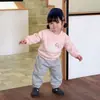 Conjunto de dos piezas para bebé de otoño e invierno con forro polar, nueva sudadera estilosa de estilo coreano engrosada y pantalón de una pieza de forro polar para bebés y niños pequeños