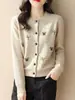 Cárdigan de Punto de Manga Larga para Mujer de Primavera y Otoño con Bordado de Koala y Artesanía Jacquard, Versátil y Cálido Abrigo Suéter de Cuello Redondo
