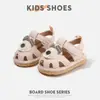 Tênis de Caminhada com Velcro para Bebê Menina Modelo Novo Primavera e Outono 2026 0-1-3 Anos Bebê Solado Macio Anti-Impacto Antiderrapante