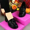 Sapatos femininos de sola macia, novo modelo outono 2026, bico redondo com laço, mocassins casuais para mães, sapatinhos de couro para mulheres