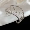 Pulsera de cadena circular hueca metálica floral estilo europeo y americano, moderna y versátil, lujo ligero con un toque de alta gama, joyería versátil al por mayor