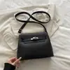 Cor sólida, design minimalista, nova coleção 2026, moderna e casual, com estética retrô, exalando elegância e com grande capacidade para o dia a dia - uma bolsa de ombro versátil