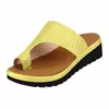 2020 Nova Sandália Plataforma Cortada Feminina Casual Salto Médio Casual Nova Versátil Sandália Plataforma Chinelos de Praia de Uma Tira Chinelos Slip-on