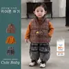 Conjunto casual de invierno para niños: chal acolchado, pantalones elegantes de mezclilla de pierna curva y un conjunto de tres piezas para bebés niños