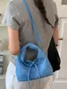 Bolso de mujer de nicho minimalista estilo coreano modelo 2026, bolso cruzado de moda, alto atractivo estético, bolso de mano casual moderno, bolso tipo dumpling