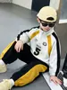Conjunto Esportivo Primavera e Outono para Meninos 2026 Novo Moletom Esportivo Infantil Conjunto de Duas Peças Bebê Estilo Coreano Bonito Estilo de Rua Tendência