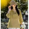 Camisa Feminina Nova de Verão Retrô Bordada Floral de Algodão e Linho Solta Emagrecedora Artística Versátil Fina Decote V Pequeno Pulôver Feminino
