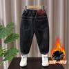 Calça Jeans Forrada com Fleece para Meninos Outono/Inverno 2025 Novo Estilo Calça Cool Estilo Coreano para Meninos Calça Esportiva Espessada Tendência para Crianças