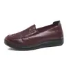 Novos sapatos populares transfronteiriços de couro macio para mães, antiderrapantes, respiráveis, bordados, casuais tipo slip-on para meia-idade e idosos