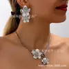 Set de collar con colgante de flor pintado en spray y aretes de 3 piezas para mujer para usar en viajes de vacaciones, fiestas y reuniones