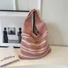 Bolsa de Tricô Listrada para Mulheres 2026 Nova Tendência Fashionável Estilo Casual Bolsa de Ombro Tecida Vazada Simples Versátil Mochila