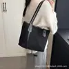 Bolso de Hombro Simple de Gama Alta Transfronterizo Estilo Europeo y Americano para Mujer 2026 Nuevo Bolso Cubo Casual Retro de Gran Capacidad Moderno Versátil