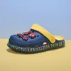 Acessórios de desenho animado para crianças, tamancos, pantufas para meninos, novo estilo de verão, sandálias antiderrapantes para ambientes internos para bebês e crianças maiores