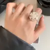 Diseño de Moda de Nicho, Versátil, Anillo Irregular de Flor Mate, Joyería de Lujo Ligero y de Alta Gama para el Uso Diario de Mujeres