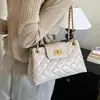 Nuevo bolso de hombro con cadena de patrón de diamantes de moda transfronterizo de comercio exterior para mujer, un bolso de nicho elegante y de alta gama para el día a día que se puede llevar debajo del brazo o en la mano.