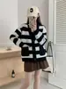 Nova Jaqueta Suéter Listrada em Preto e Branco Estilo Hong Kong para Mulheres, Roupa Exterior Feminina para Outono e Inverno, Cardigan Curto de Tricô com Decote V para Mulheres