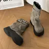 Botas de Pantalón Estilo Retro con Hebilla Suela Gruesa para Mujeres Petites 2026 Otoño/Invierno Nuevas Aumentadoras de Altura Color Sólido Impermeables Plataforma Botas Martin