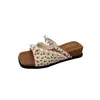 Sandalias de cuña francesas florales estilo hada para mujer, adecuadas para usar al aire libre en verano de 2026, modelo nuevo que combina bien con faldas, versátiles y antideslizantes