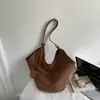 Bolsa de Grande Capacidade Feminina Nova Outono e Inverno Moda Retro Bolsa de Ombro Nicho Versátil Bolsa Tote para o Dia a Dia Bolsa de Compras