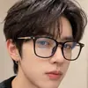 Óculos masculinos estilosos e sofisticados com armação preta retrô, oferecendo um visual de alta qualidade com bloqueio de luz azul e lentes transparentes; também disponíveis com armação TR90 para mulheres, perfeitos para usar sem maquiagem
