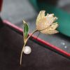 Broche de magnólia vermelho e branco de alta qualidade, novo, tridimensional, cravejado de diamantes, banhado a ouro, buquê de pérolas naturais, alfinete anti-luz, feminino