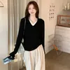 Tecido de fio de núcleo Botões com senso de design Gola V Tricô falso de duas peças para mulheres Outono/Inverno Estilo preguiçoso Chique Camada base de tricô
