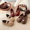 Zapatos de Princesa para Niñas 2026 Nuevo Estilo Primavera y Otoño Zapatos Individuales para Niñas Suela Suave Zapatos de Cuero Zapatos Poco Profundos Mary Jane con Perlas para Niños