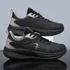 Sapatos Masculinos Qiaonidanhai 2026 Outono Novos Tênis Esportivos Superfície de Couro Masculina Sapatos de Viagem Tênis Casuais Diários para Corrida