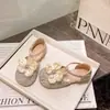 Sapatos de Princesa para Meninas Primavera/Verão 2026 Novos Sandálios Fechados para Crianças com Solas Macias e Strass Sapatos de Verão para Meninas Sapatos de Cristal