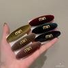 Corea del Sur Dongdaemun - Tela de terciopelo dorado con letras en inglés, pinza para el pelo con forma de pico de pato, pinza lateral para el flequillo, pinza para la cabeza rota en la parte posterior
