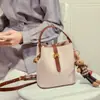 Bolso Bandolera de Gama Alta 2025 Nueva Moda de Verano Lujo Accesible Bolso Cubo para el Trabajo y Ropa de Trabajo Bolso de Hombro Único para Mujeres