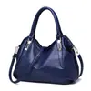 Bolso de cuero para mujer cuero suave bolso para madre bolso simple para mujeres de mediana edad gran capacidad bolso de mano al por mayor bolso tipo cubo cruzado