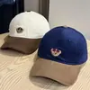 Gorra de Béisbol de Pana con Oso de Dibujos Animados para Mujer Ala Ancha Hace que la Cara Parezca Más Pequeña Gorro Grueso y Cálido Estilo Coreano Parte Superior Suave Gorra Plana Moderna