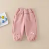 Pantalones jogger de punto bordados de dibujos animados lindos nuevos de otoño para bebés y niños pequeños, pantalones de chándal casuales holgados elegantes y versátiles para niñas bebés